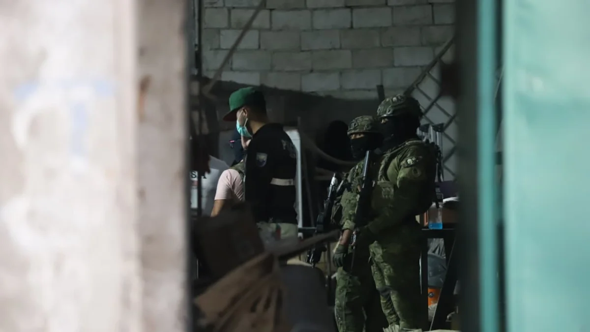 El operativo dejó 2 personas detenidas y mucha evidencia encontrada.