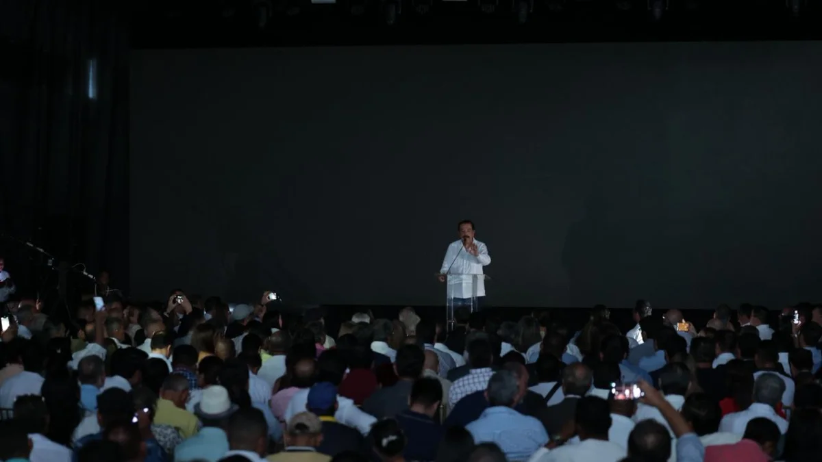 El corte de luz también tomó por imprevisto a los asistentes de la conferencia convocada por el exalcalde Nebot.