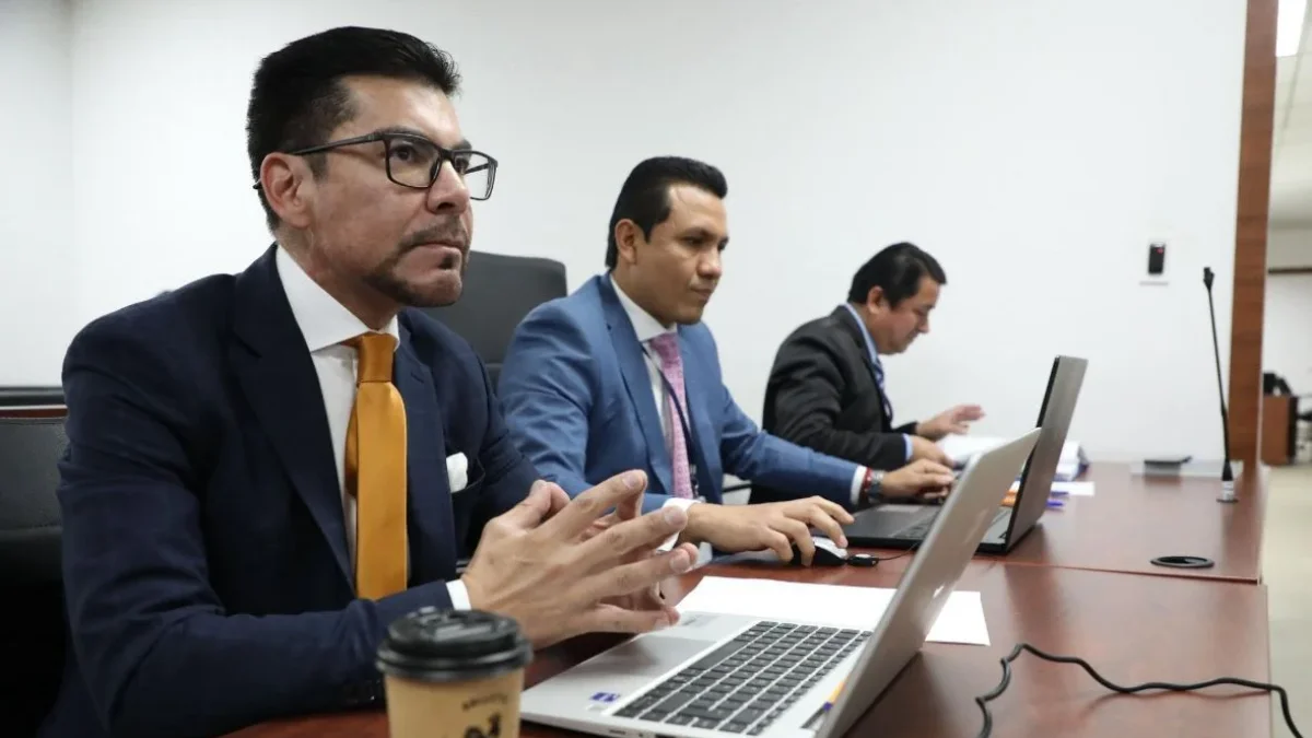 El fiscal general Carlos Alarcón fue evacuado la noche del 10 de abril tras registrarse detonaciones en el sector La Mariscal, en Quito.