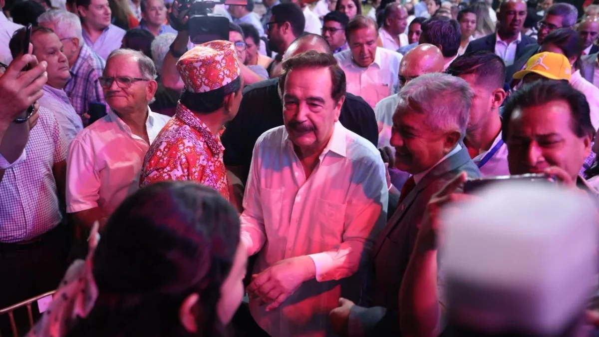 El exalcalde de Guayaquil, Jaime Nebot, se retira del Centro de Convenciones tras su conferencia, en medio de muestras de respaldo de sus simpatizantes.