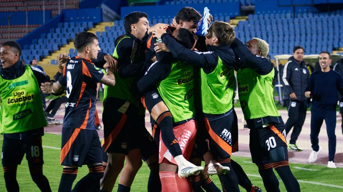 Jugadores de Emelec festejan en el estadio Atahualpa el gol ante Católica.