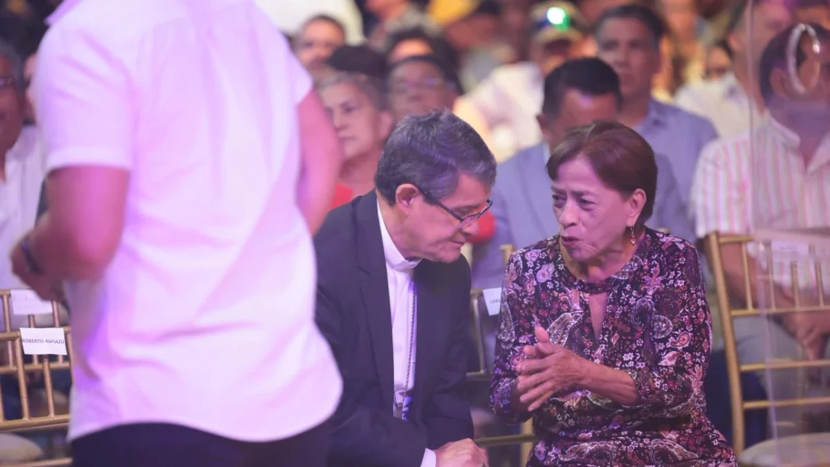 Entre los asistentes a la conferencia de Jaime Nebot estuvieron el cardenal Luis Cabrera y Aracely Moreno, miembro del movimiento Unidad Popular.
