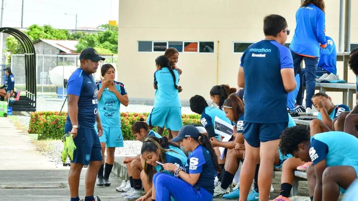 Víctor Idrobo junto a la selección sub 17 trabajando en Daule.
