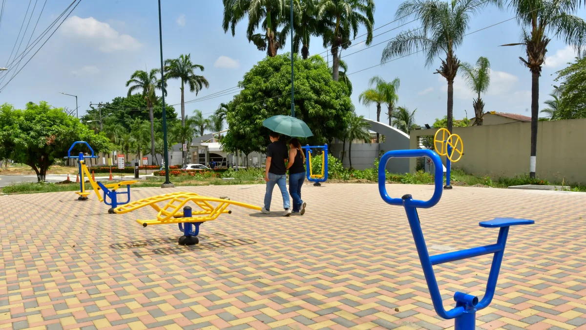 Abandono. El sitio permanece mayormente sin visitantes.  Las personas lo toman como atajo al caminar.