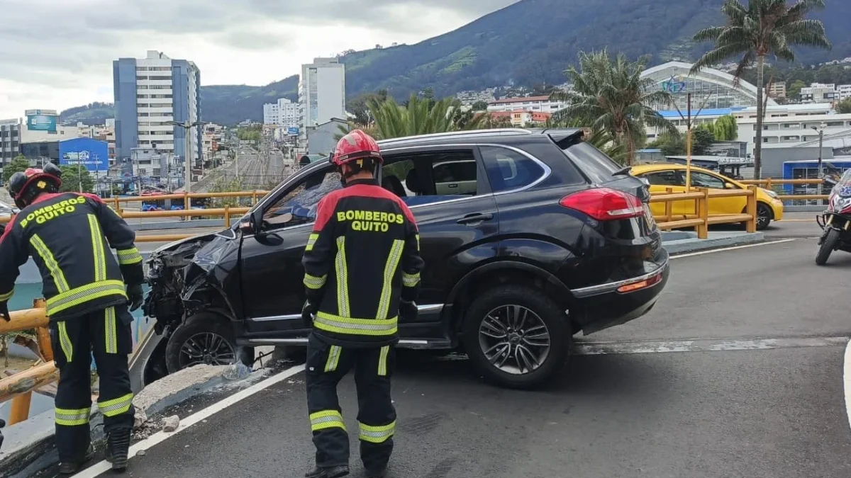 Vehículo queda suspendido en puente de la Av. Atahualpa en Quito tras siniestro vial sin heridos.