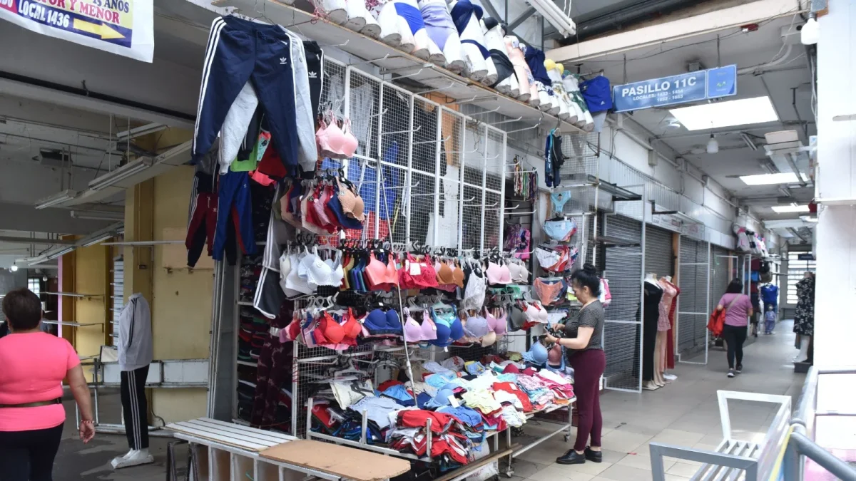 Preocupación. En el centro comercial Hermano Miguel hay locales cerrados.