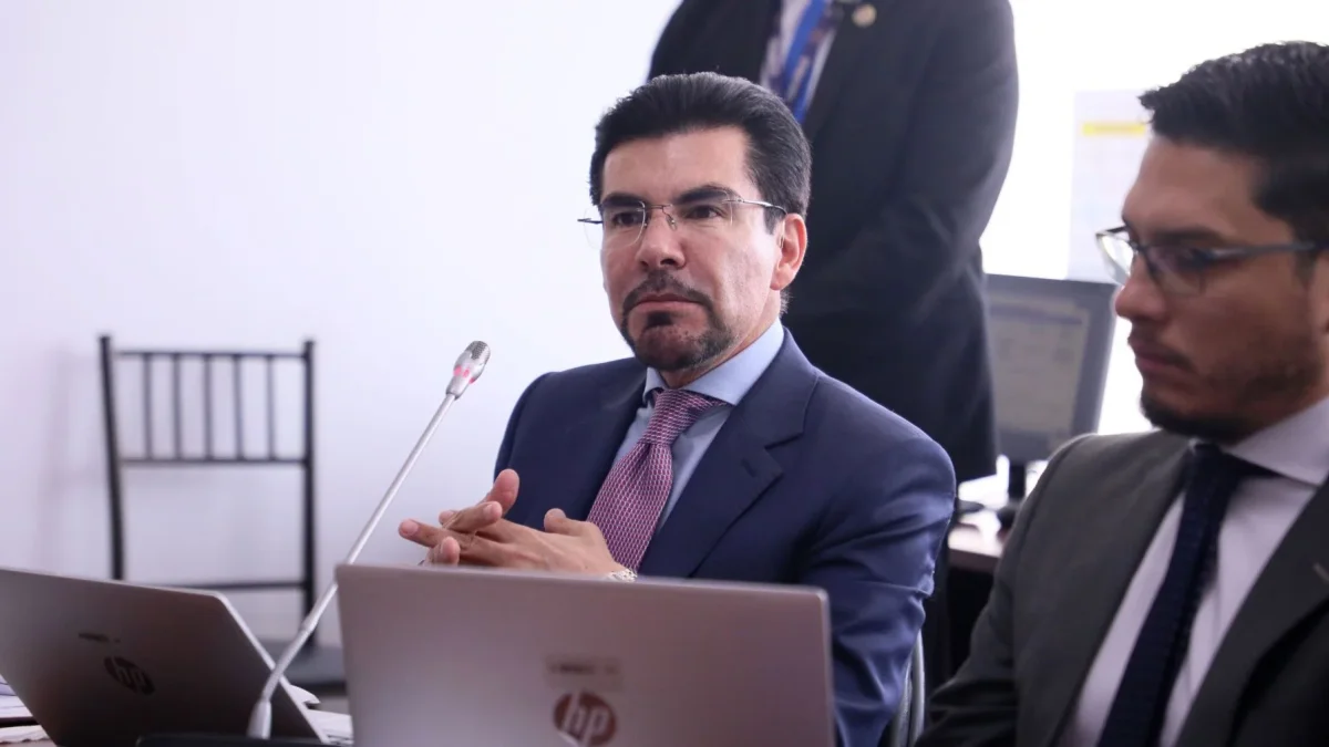 Incidente nocturno en Quito obligó el 10 de abril a evacuar al fiscal general por vehículo sospechoso.