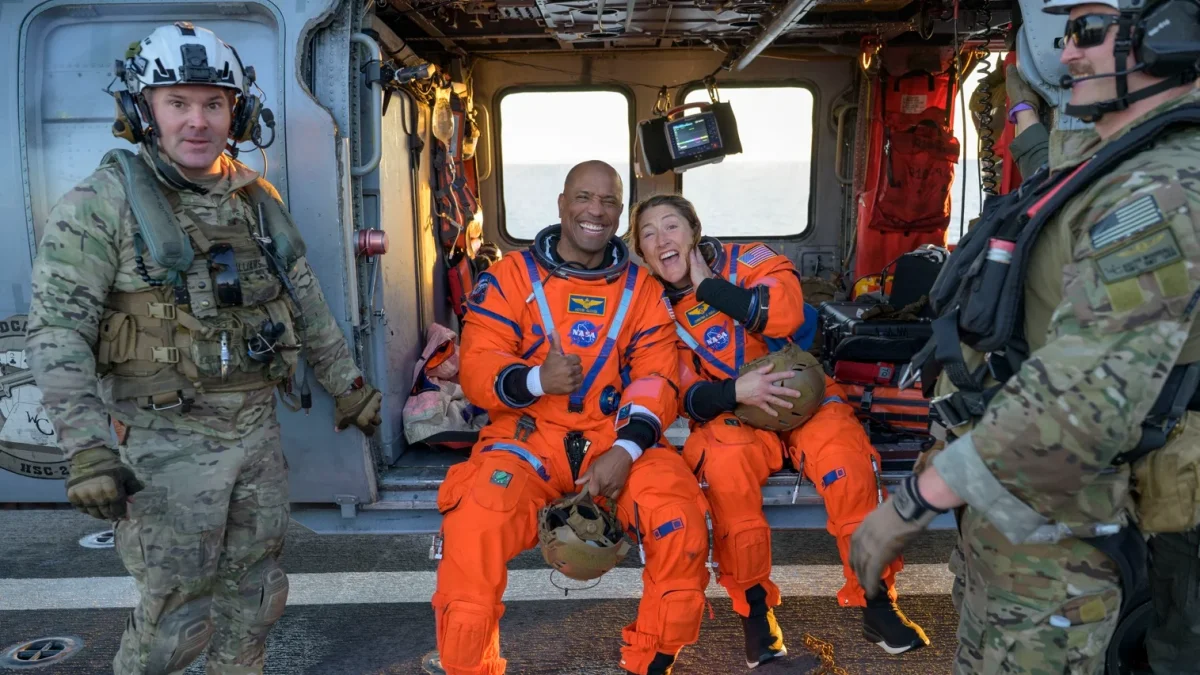 Fotografía cedida con la NASA donde aparece el piloto de la misión Artemis II, el astronauta Victor Glover (i), y la especialista de misión, la astronauta Christina Koch (d).