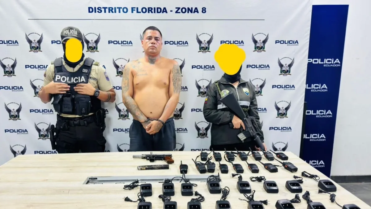 Policía halló armas y radios usados por Los Lagartos en redada en Nueva Prosperina.