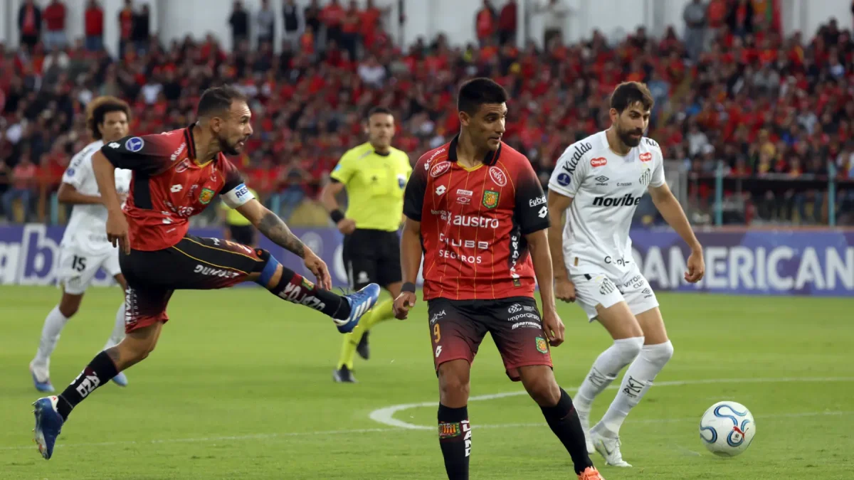 De los pies de Lucas Mancinelli (i) nació la jugada que terminó en autogol del arquero del Santos.