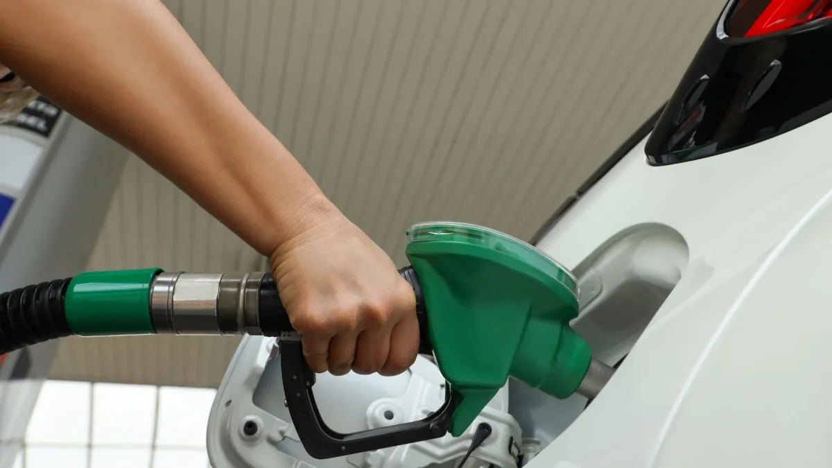 Los precios de combustibles en Ecuador se definen en base a un sistema de bandas que varían cada mes, en base a los valores del mercado internacional.