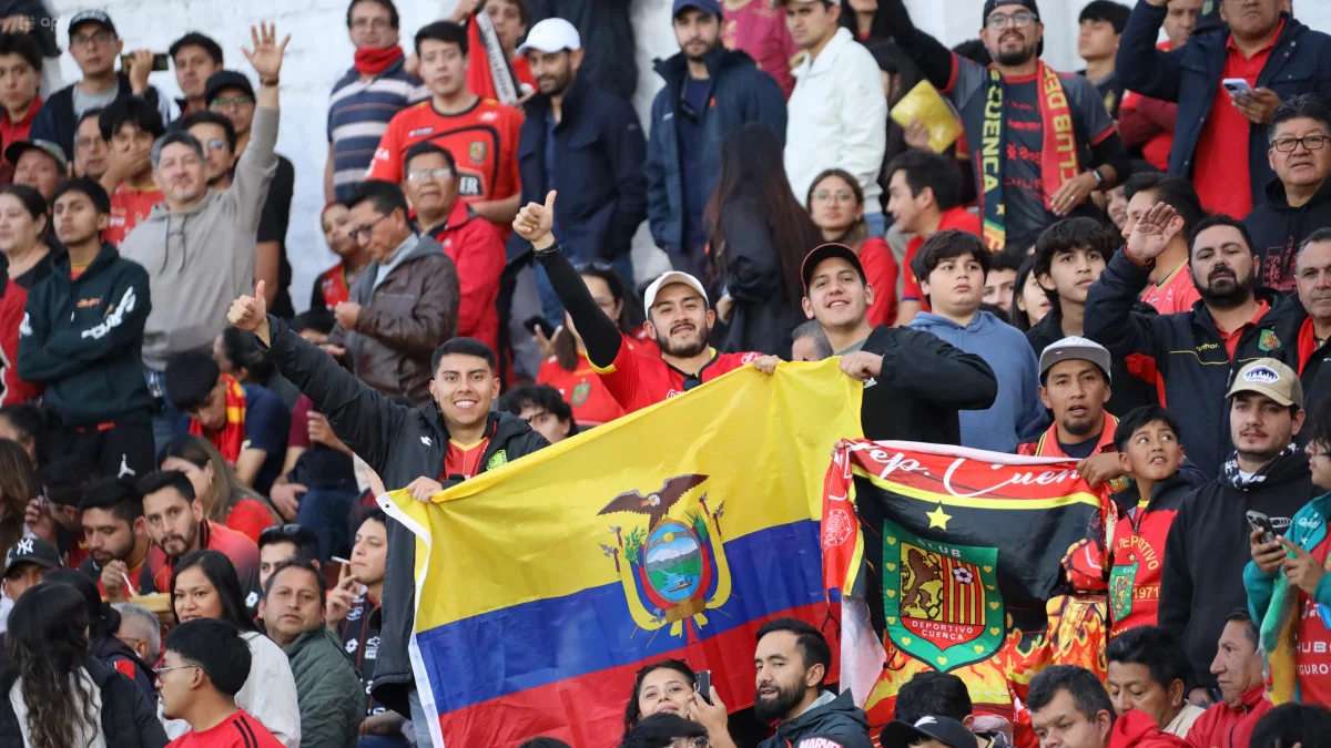 La hinchada del Deportivo Cuenca esta de fiesta con su equipo por los buenos resultados.