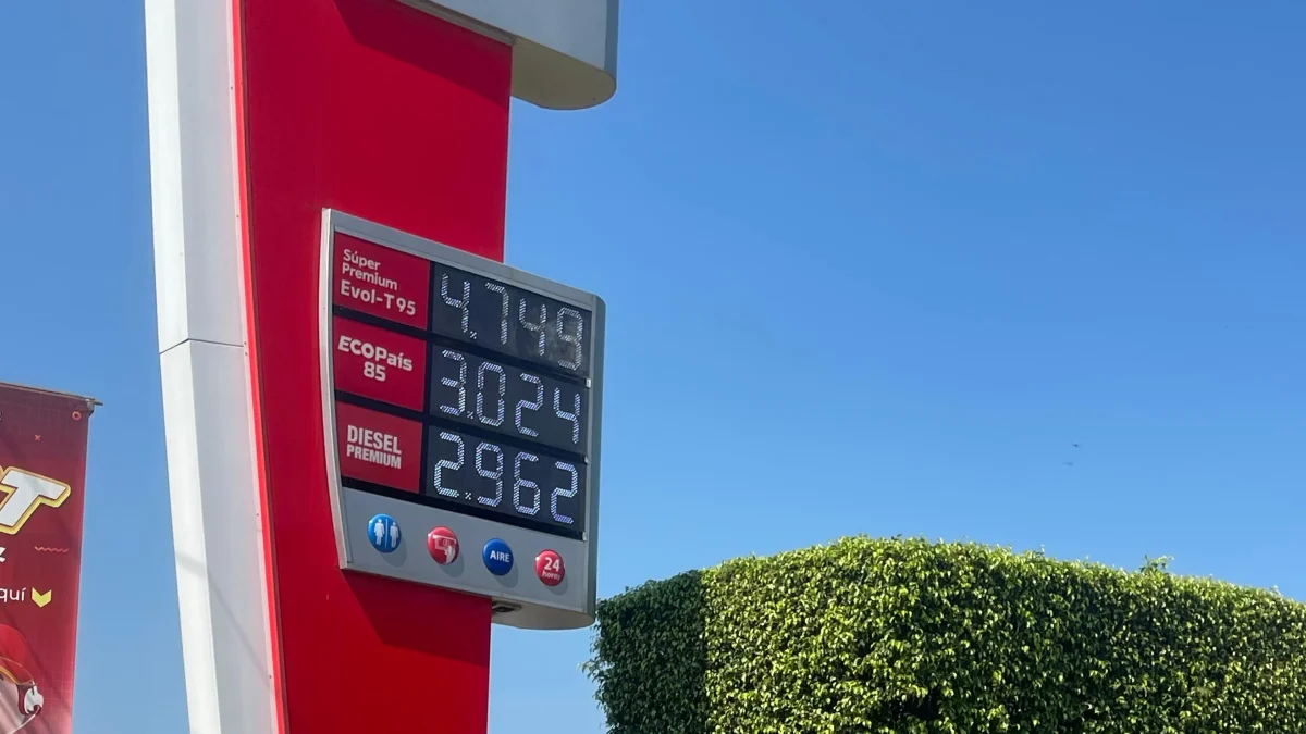 Los precios de los combustibles a partir del 12 de abril de 2026 en una gasolinera de Guayaquil.