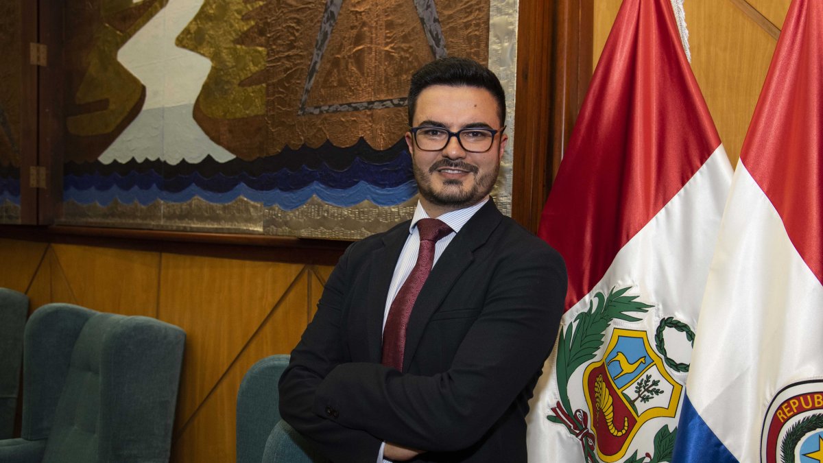 Fabián Pozo es abogado graduado por la Universidad del Azuay y máster en derecho por la Universidad de California en Berkeley.