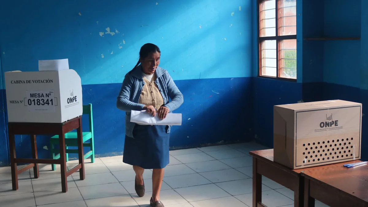 Las elecciones se realizan con irregularidades.