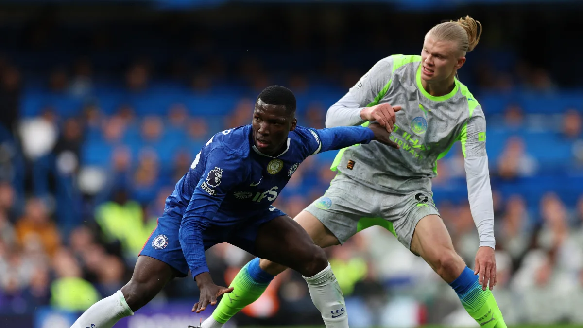 Moisés Caicedo (i) en la marca a Erling Haaland, en el duelo de Chelsea ante Manchester City.