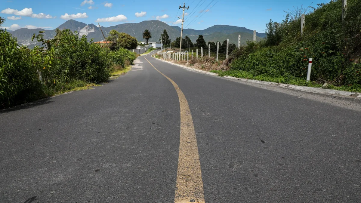 Quito refuerza obras rurales con más presupuesto, pero advierte que reformas al COOTAD podrían limitar la inversión directa parroquial.