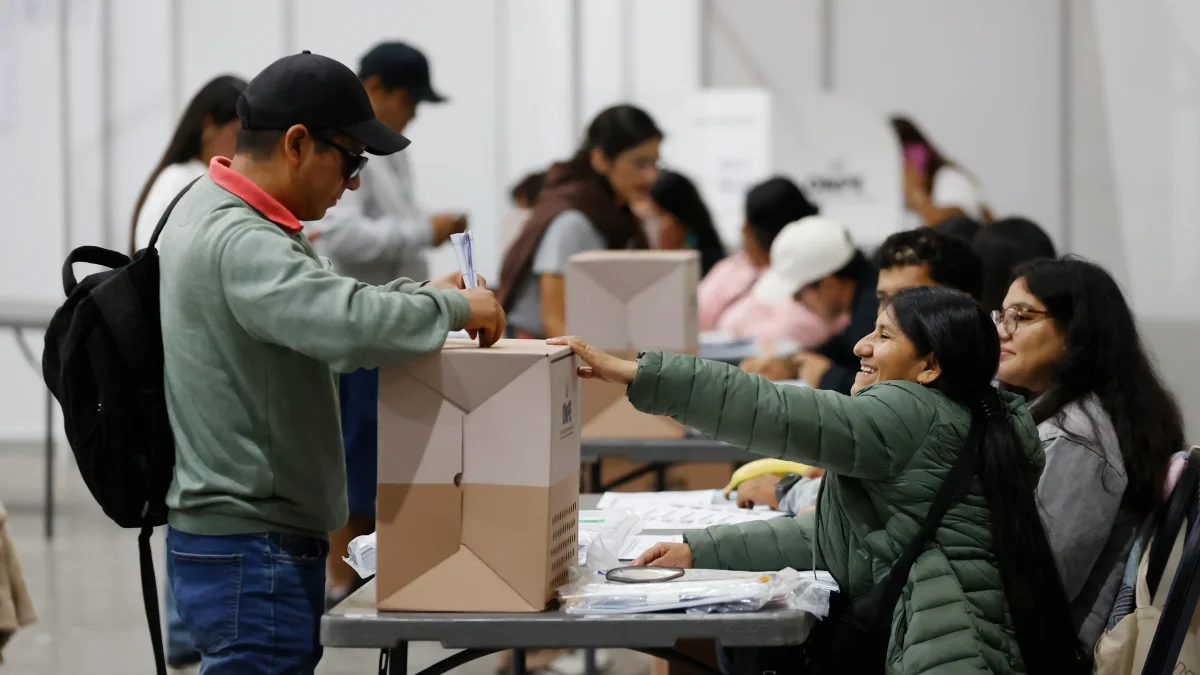 Voto. Los peruanos eligieron entre 35 opciones para determinar al nuevo presidente de la República. El país se encuentra fragmentado políticamente.