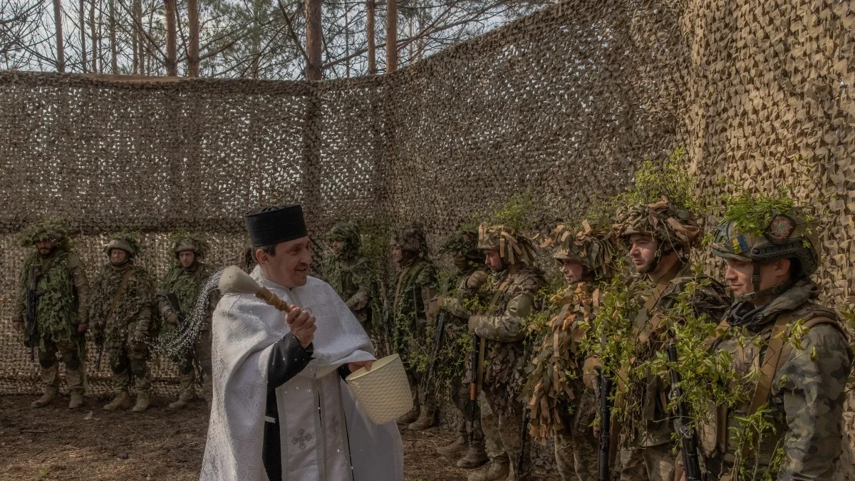 Los soldados ucranianos celebran la Pascua ortodoxa.