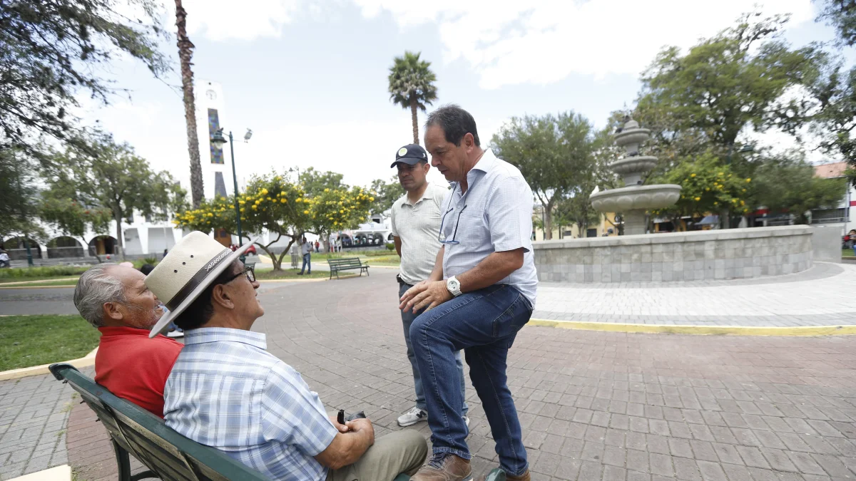 Diálogo. Juan Fernando Serrano, presidente de la Junta Cívica del Ilaló, conversa con los vecinos de Tumbaco sobre el proyecto de cantonización.