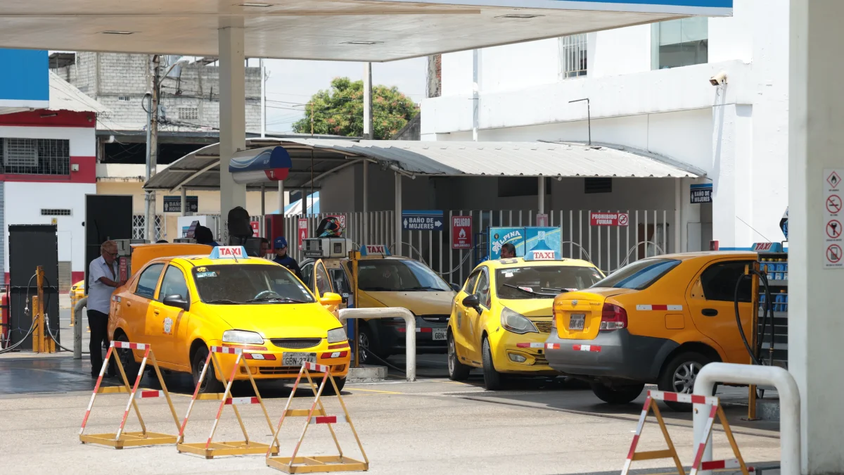 Algunos axis están en la gasolinera para comprar el combustible que desde el 12 de abril de 2026 está más caro.