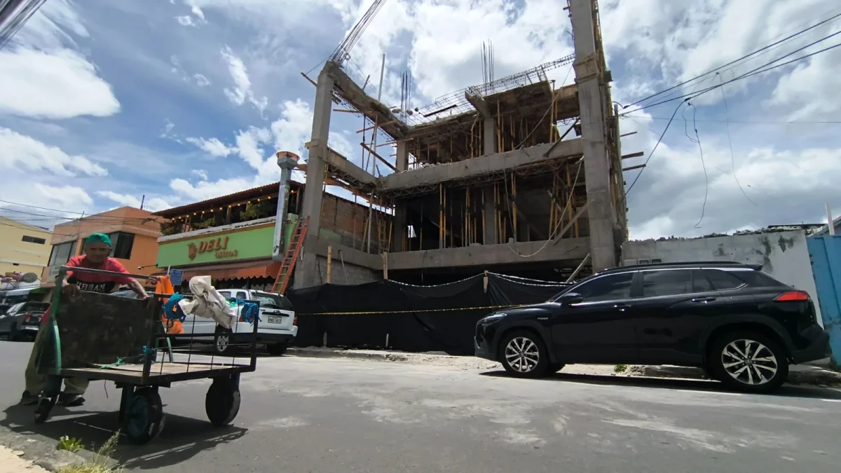 Situación. Construcción en Tumbaco colapsó evidenciando falta de plan de seguridad y alta concentración de obras sin permisos.