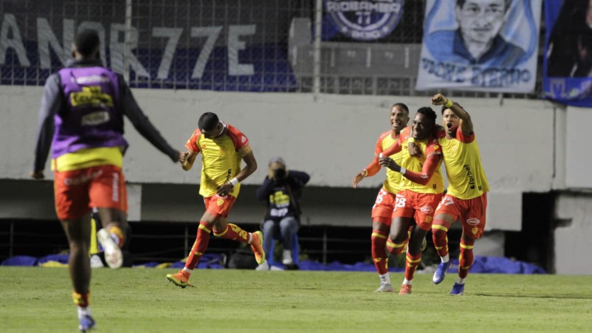 Los jugadores de Aucas celebran uno de los dos tantos con los que vencieron a Emelec por la octava fecha de la LigaPro.