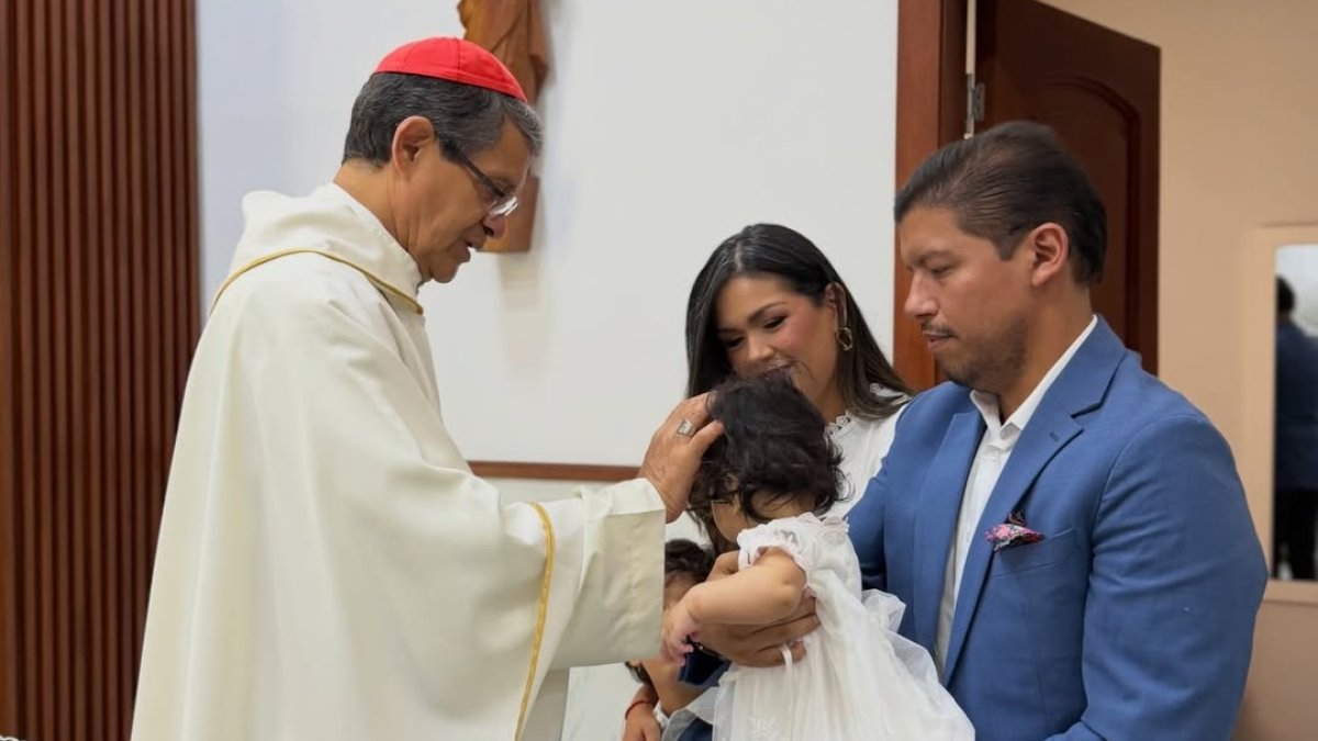El cardenal Luis Gerardo Cabrera bautizó a la niña. Con los padres, Titi y Efrén.