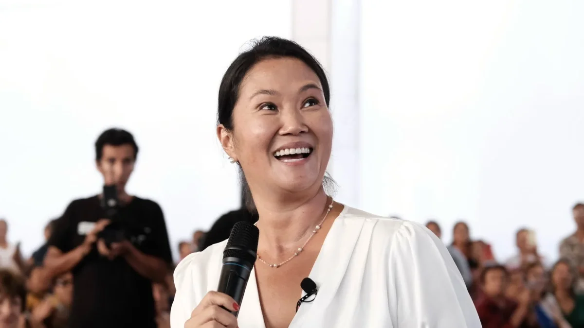 La candidata presidencial Keiko Fujimori participa en un evento de campaña durante la jornada electoral en Perú.