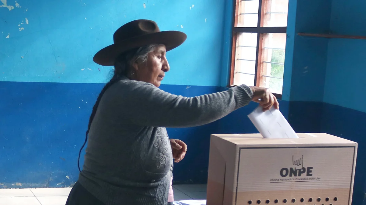 Una mujer deposita su voto este domingo en la localidad de Huayllabamba, en el Cusco (Perú).