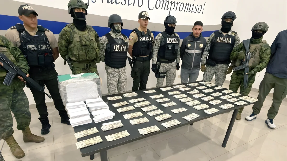 Agentes de Policía y Aduana exhiben el dinero y paquetes incautados durante el operativo en Quito.