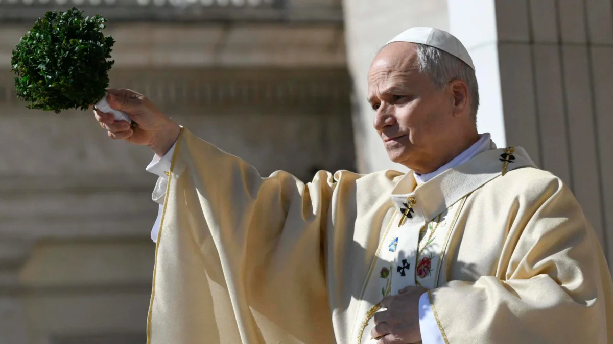 El Papa León XIV durante una ceremonia religiosa en exteriores, con símbolos litúrgicos tradicionales.