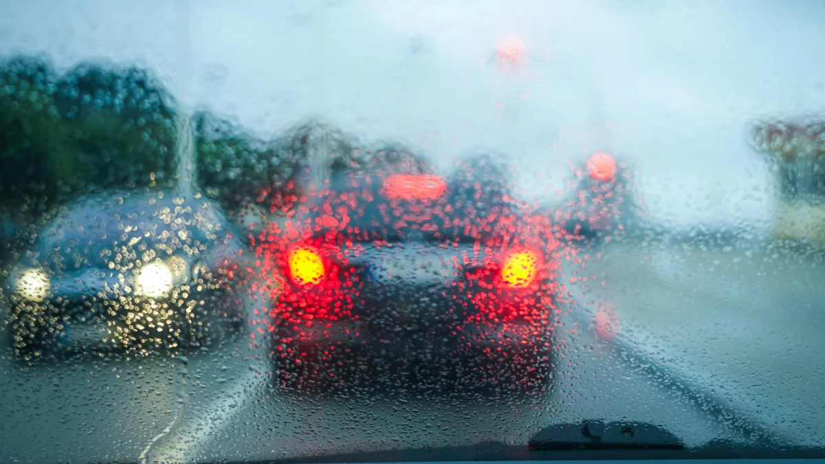 Referencial. Vehículos avanzan con luces encendidas bajo la llovizna en el norte de Guayaquil.