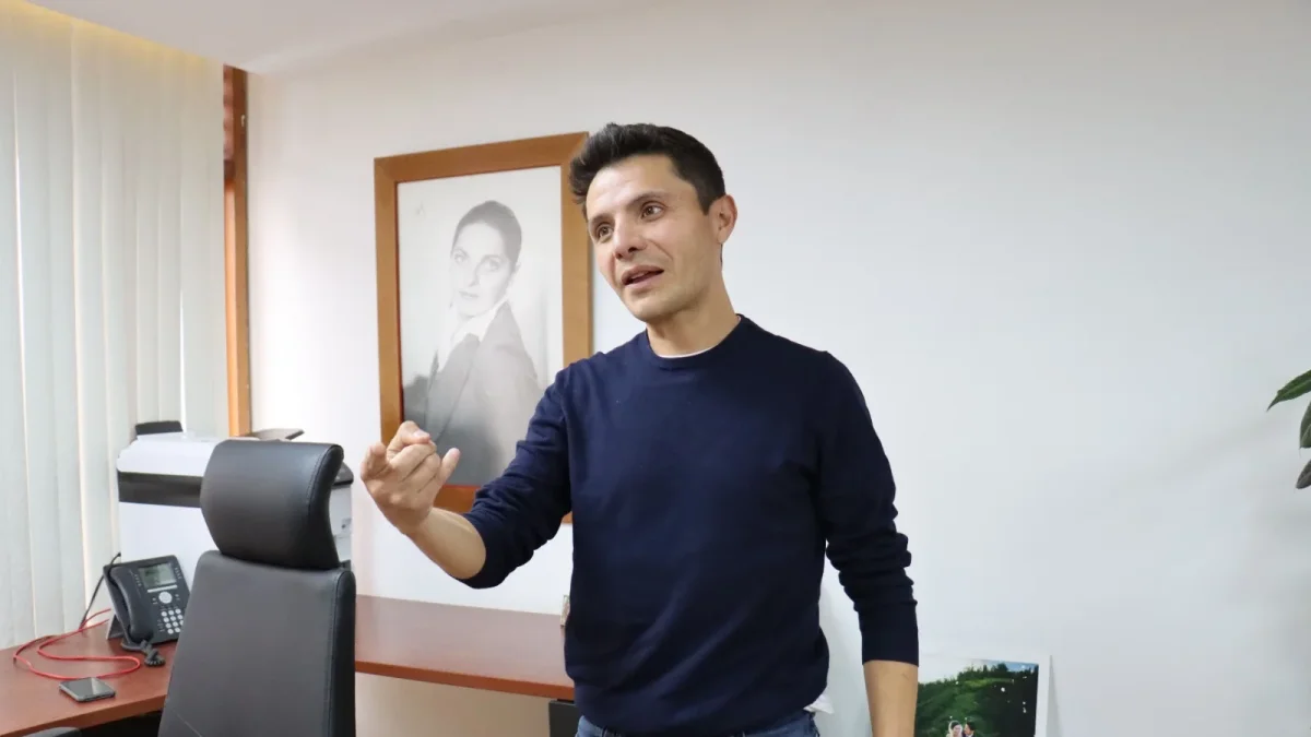 Wilson Merino es actual concejal del Distrito Metropolitano de Quito. Ha fiscalizado casos como la compra de Trolebuses.