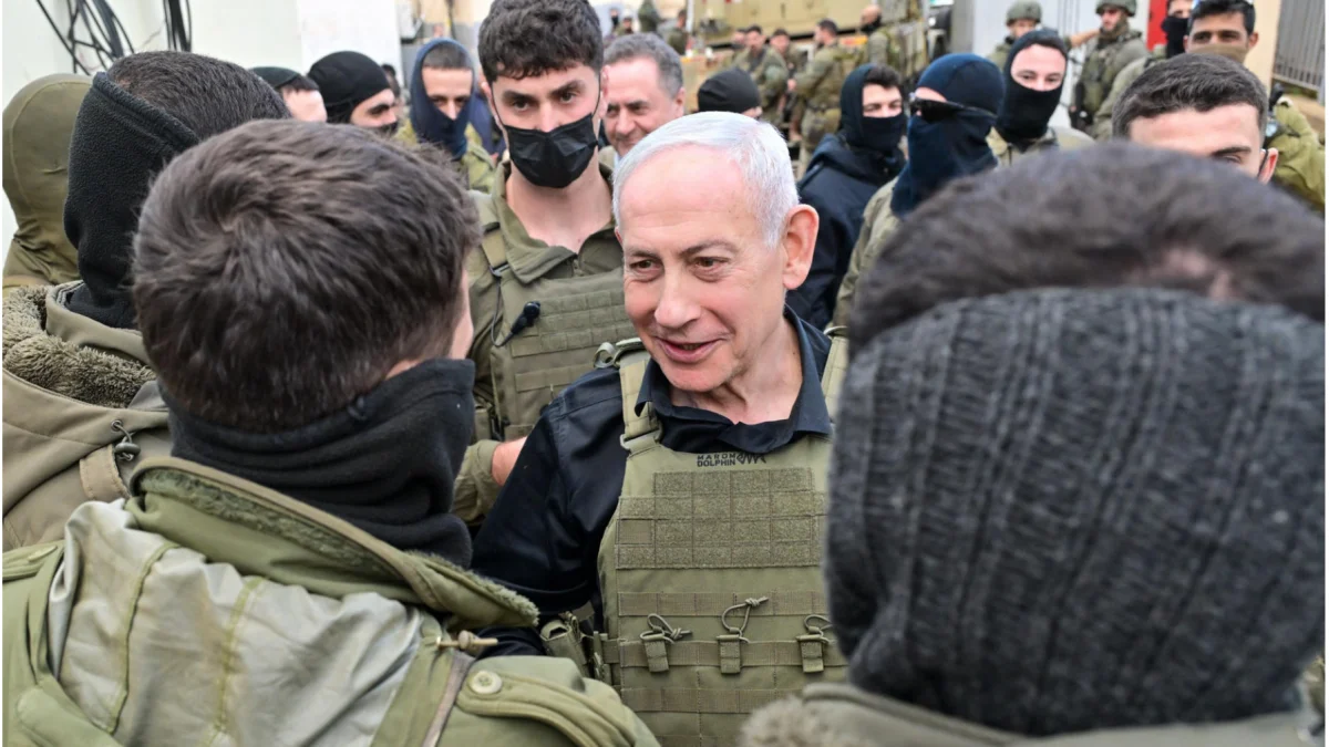 Referencial. El primer ministro israelí, Benjamín Netanyahu, conversa con tropas durante las operaciones contra Hezbollah.