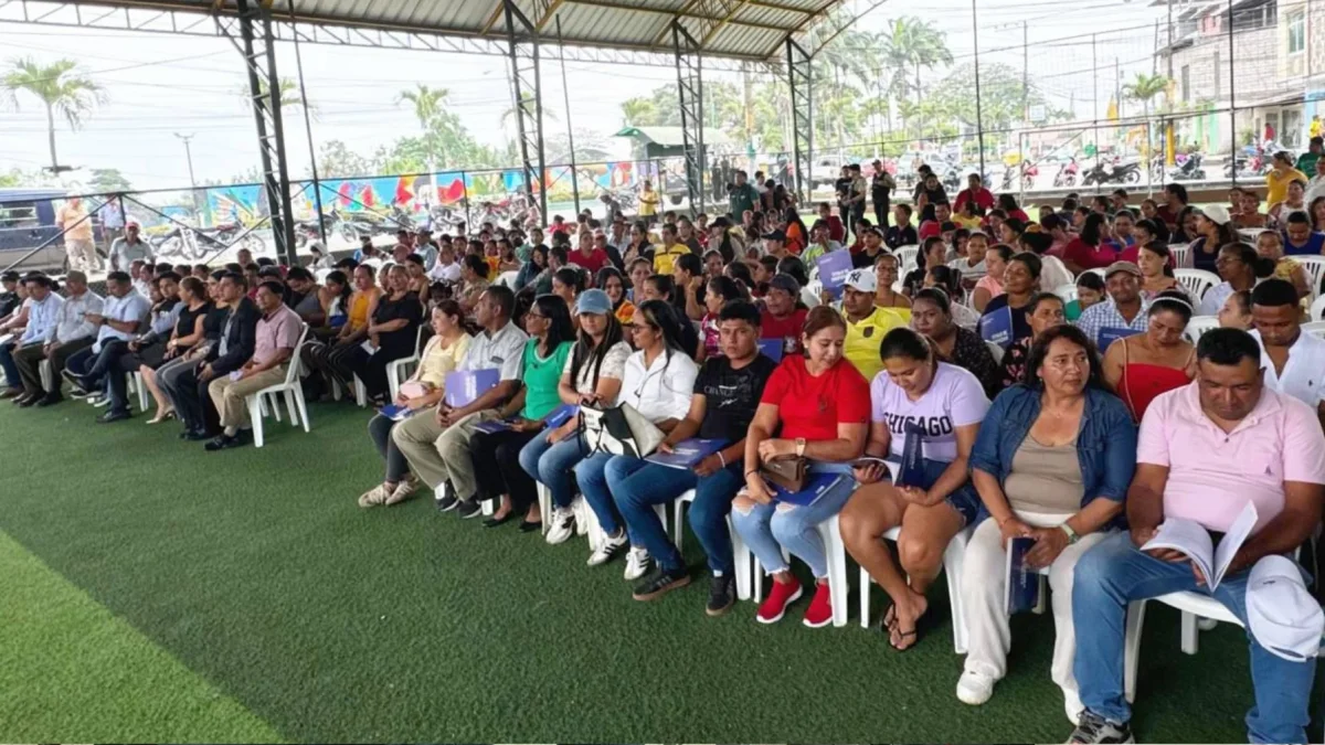 Ciudadanos acuden a un evento del Gobierno que promete beneficios ciudadanos.