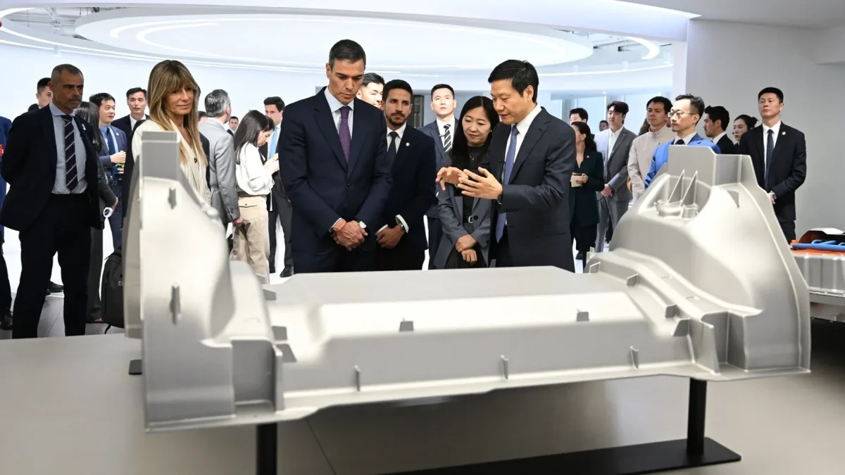 El presidente del Gobierno español, Pedro Sánchez (c), y su esposa, Begoña Gómez (i), durante su visita este lunes en Pekín a la sede de la tecnológica Xiaomi.