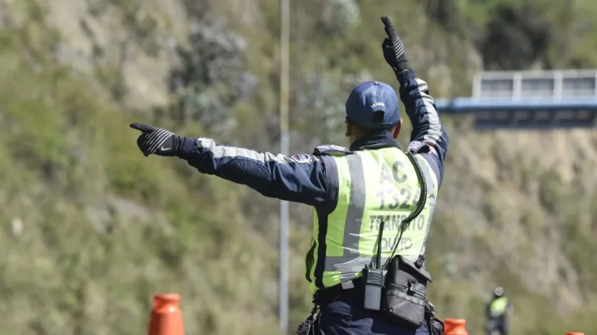 Referencia. Un agente de tránsito fue separado tras ser detenido con dinero de presunta coima durante operativo en transporte público.