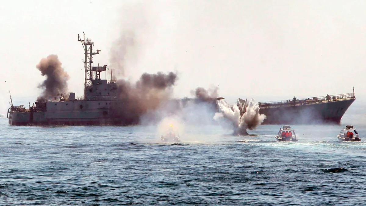 Unas patrulleras y un buque iraní, han iniciado hoy una serie de maniobras militares en el estrecho de Ormuz.