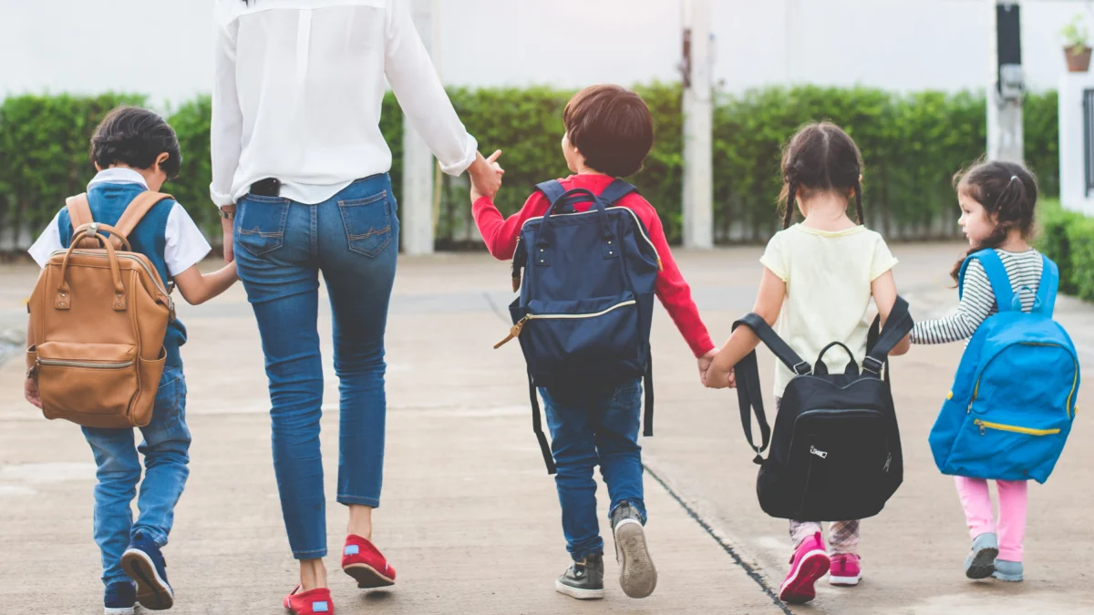 Referencial. Niños caminan hacia clases en la Costa, mientras el Ministerio mantiene la presencialidad.