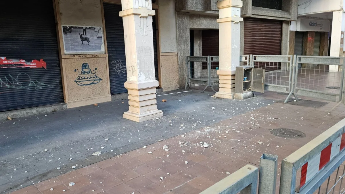 Restos de la estructura de la Casa Tola yacían en la acera del bulevar 9 de Octubre, desde la noche del 12 de abril de 2026.