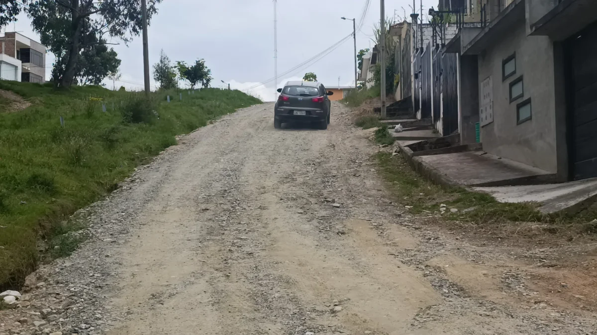 Calles de tierra y sin intervención marcan el abandono en el barrio Cacefca, donde vecinos aseguran haber aportado miles de dólares sin ver resultados.
