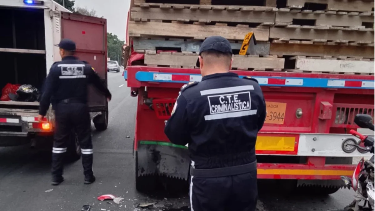 El motociclista se impactó contra la parte trasera del tráiler, cuyo conductor se había estacionado en el carril de emergencia.