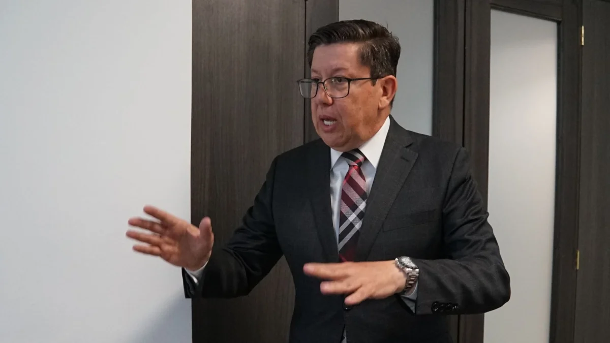 Rafael Oyarte es doctor en Jurisprudencia y Magíster en Derecho Público con mención en Derecho Constitucional. También es especialista Superior en Derecho Administrativo.