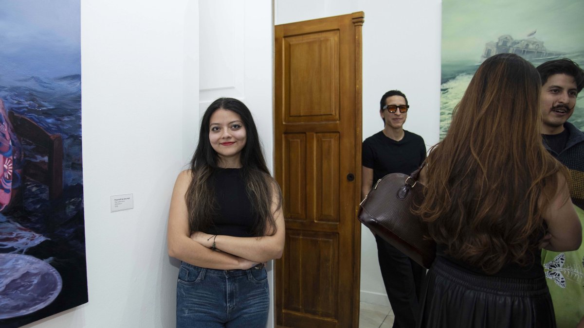 Mikaela Montenegro es licenciada en Artes Plásticas por la Universidad Central del Ecuador. Ha desarrollado una práctica centrada principalmente en la pintura.