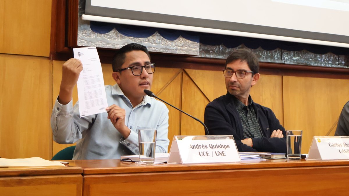 Andres Quishpe, presidente de la UNE, denuncia el deterioro de la infraestructura escolar en planteles fiscales del país.