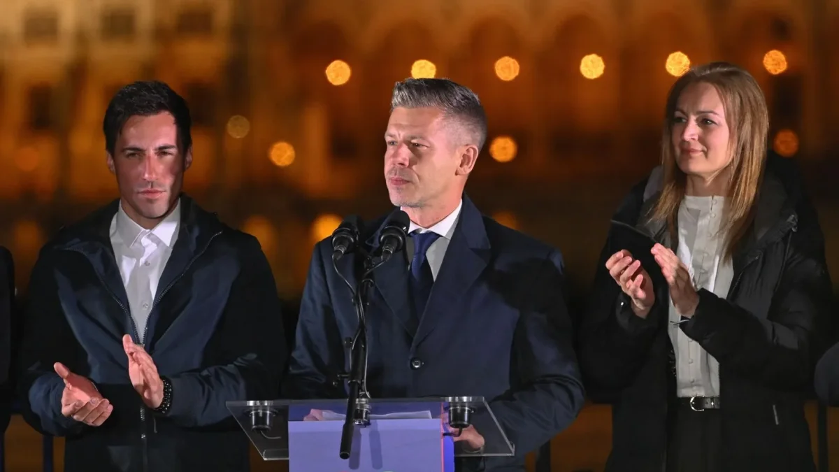 El presidente del opositor Partido Tisza, Peter Magyar, se dirige a sus seguidores después de obtener una victoria aplastante en las elecciones generales en Budapest, Hungría, el 12 de abril de 2026.