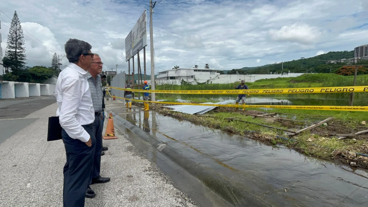 Miembros del Comité de Puerto Azul, en el sitio donde será BlueTown