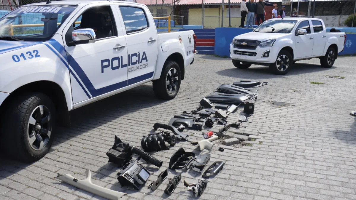 Durante el operativo se encontraron autopartes robadas y un arma de fuego.