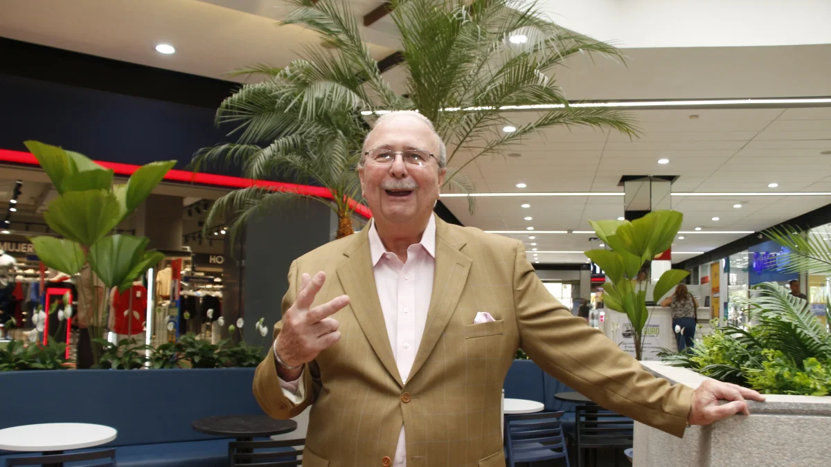 Emilio Oneto, administrador de Policentro, muestra la nueva plazoleta del centtro comercial.